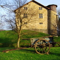 Le Château de Camou et sa charrette. Château du XVIème siècle