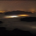 Le mont Baïgura au-dessus de la mer de brouillard, le 31.12.2016 à 00h20