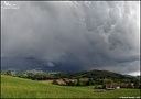 18h04 - La cellule orageuse au-dessus des Pyrénées accompagnée de Mammatus