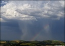 19h03 - Un arc en ciel reflète sur le rideau de Grêle qui s'abat.