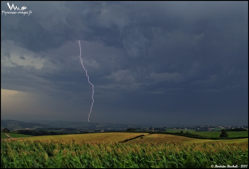 19h30 - 1er orage de cette fin de journée dans les Pyrénées-Atlantiques. Impact de foudre en direction de Méharin (64).