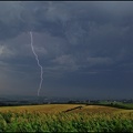 19h30 - 1er orage de cette fin de journée dans les Pyrénées-Atlantiques. Impact de foudre en direction de Méharin (64).