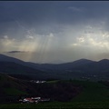 17h15 - Timide éclair au-dessus de la campagne basque, près de Larceveau (64)