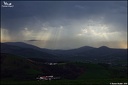 17h15 - Timide éclair au-dessus de la campagne basque, près de Larceveau (64)
