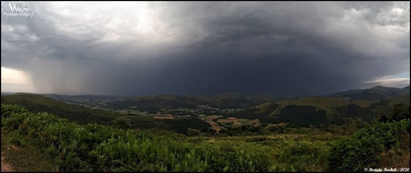 20h18 - 180°, Vue Panoramique sur l'arrière du front orageux qui sévit d'une ligne Ogeu-les-Bains - Puyoo (64) après une journée caniculaire...