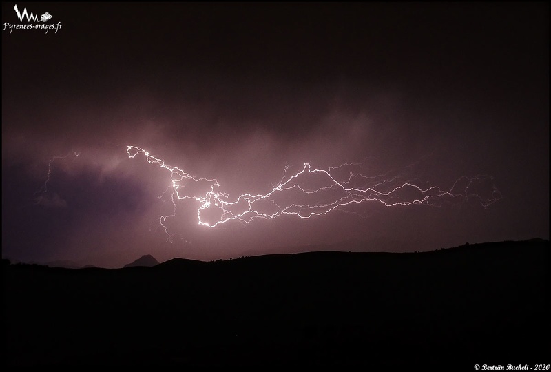01h31 - Un énième et dernier sursaut d'un orage près des Pyrénées