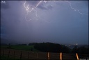 19h41 - éclair qui sort du nuage sans vouloir chercher le chemin vers le sol, au-dessus de Bussunarits-Sarrasquette (64)