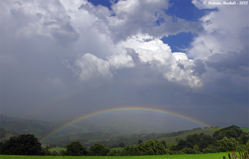 Arrière de l'averse orageuse et son arc-en-ciel.